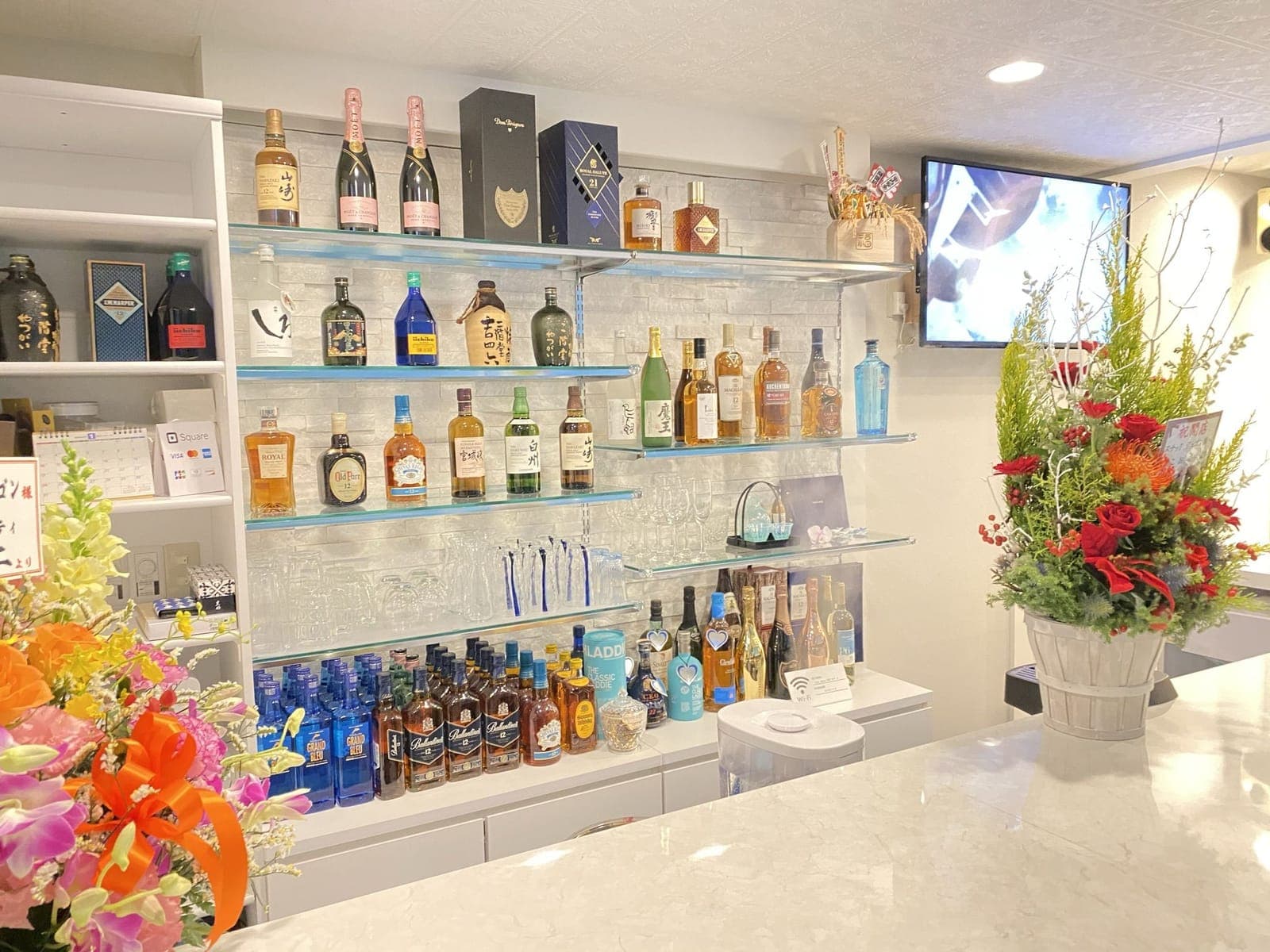 ガラス棚に並ぶウイスキーや焼酎のボトル